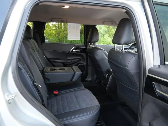 Used 2024 Silver Mitsubishi SE image 9