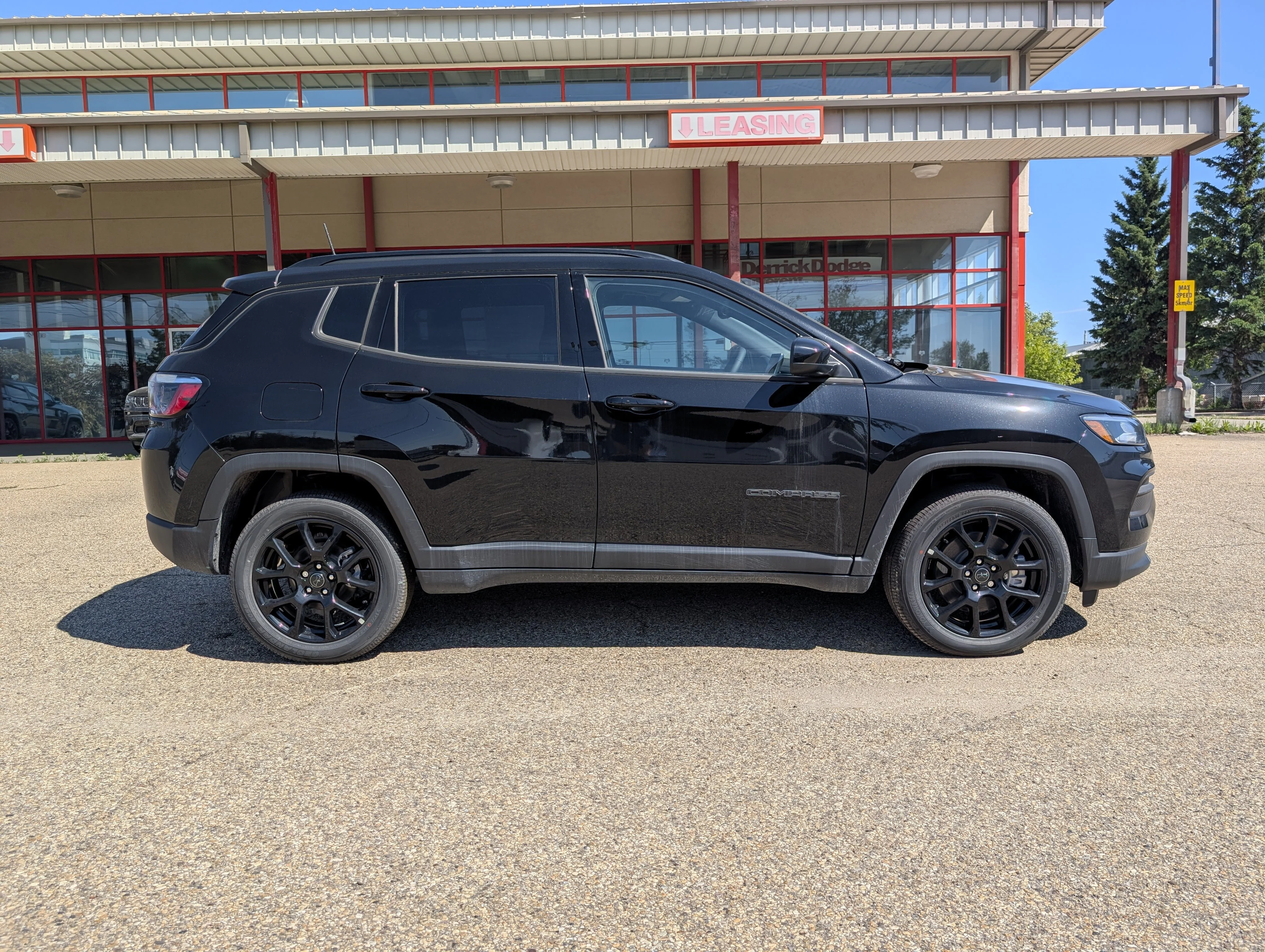 New 2026 Diamond Black Crystal Pearl Jeep North image 8