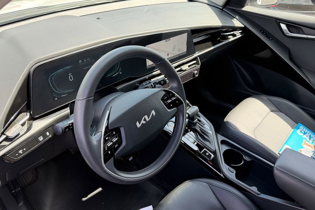 Used 2025 White Kia EX image 9