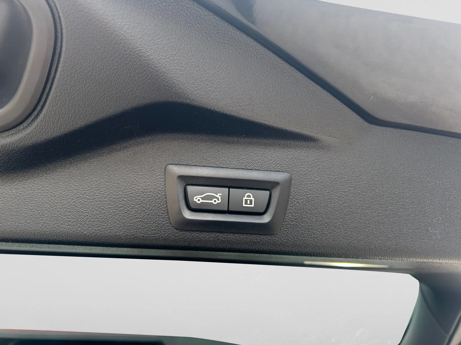 Used 2022 Black BMW xDrive40i image 11
