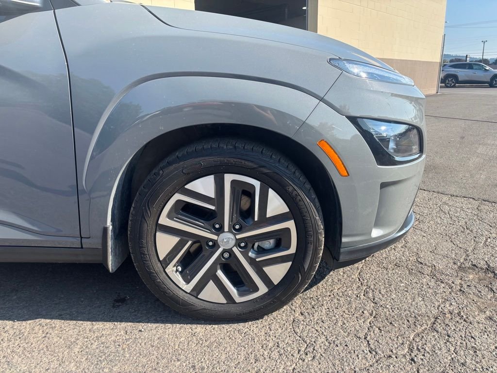 Used 2023 Gray Hyundai SE image 2