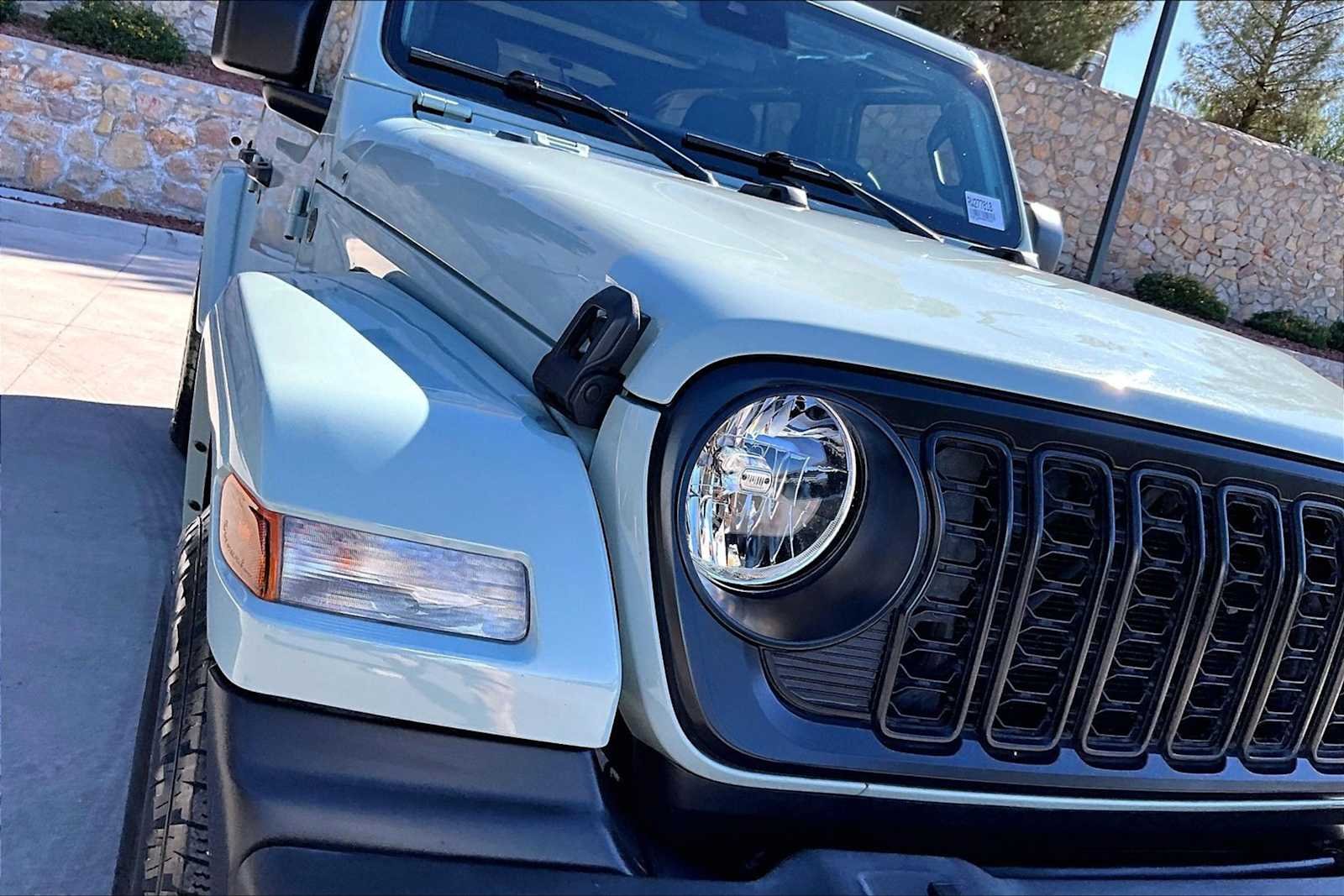Used 2024 Earl Clearcoat Jeep Sport S image 12