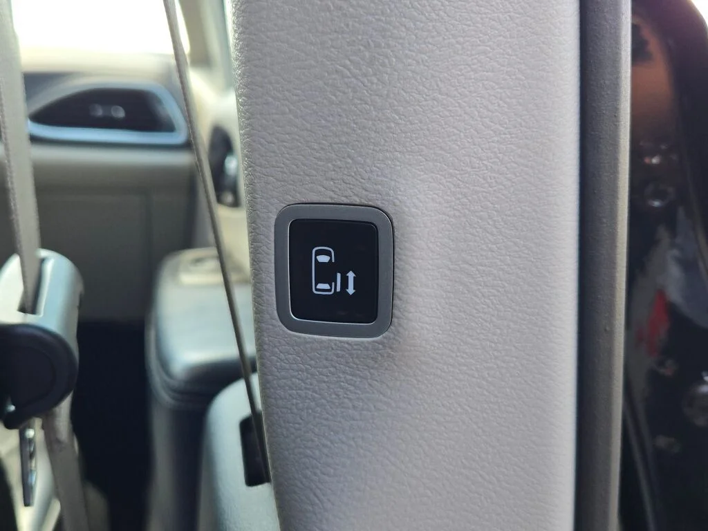 Used 2020 Black Chrysler Limited image 12