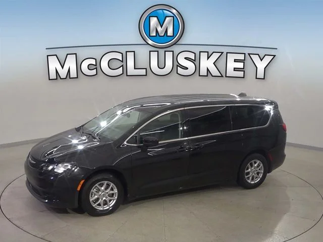 2023 Chrysler Voyager LX's photo