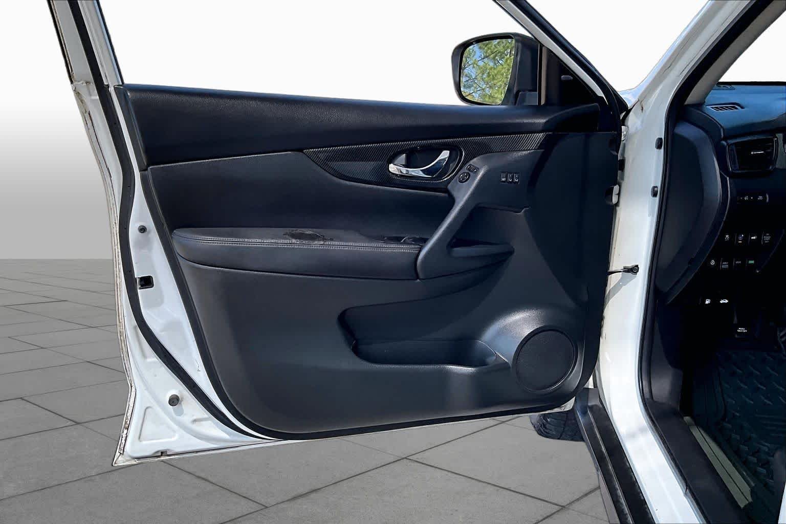 Used 2017 Pearl White Nissan SL image 21