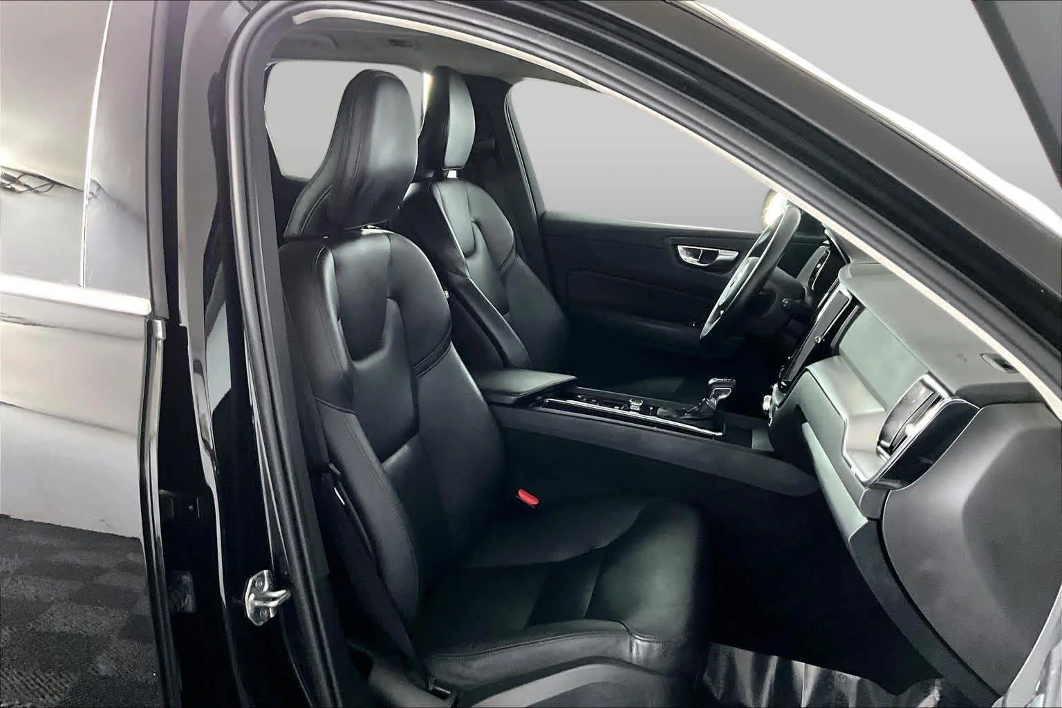 Certified Used 2019 Onyx Black Metallic Volvo Momentum image 8