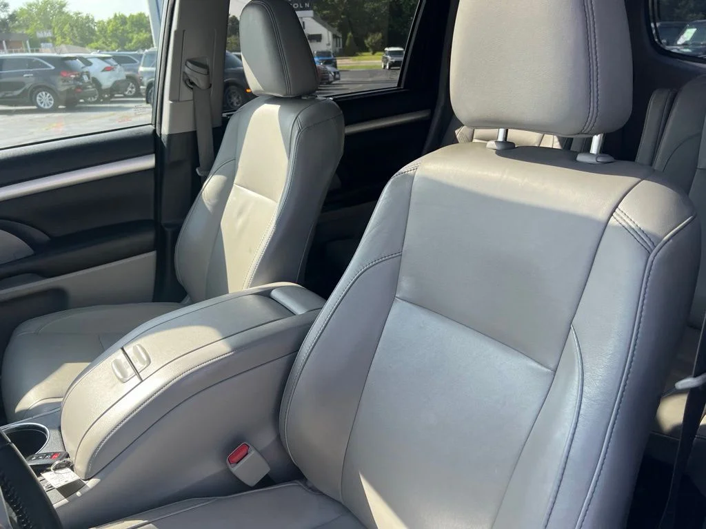 Used 2017 Blizzard Pearl Toyota XLE image 9