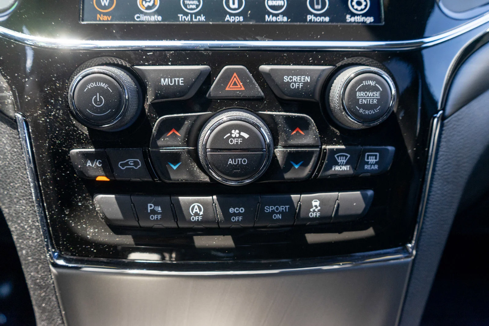 Used 2022 Diamond Black Crystal Pearlcoat Jeep Laredo X image 20