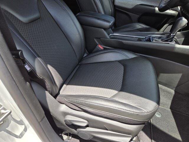 Used 2022 Bright White Clearcoat Jeep Latitude image 27