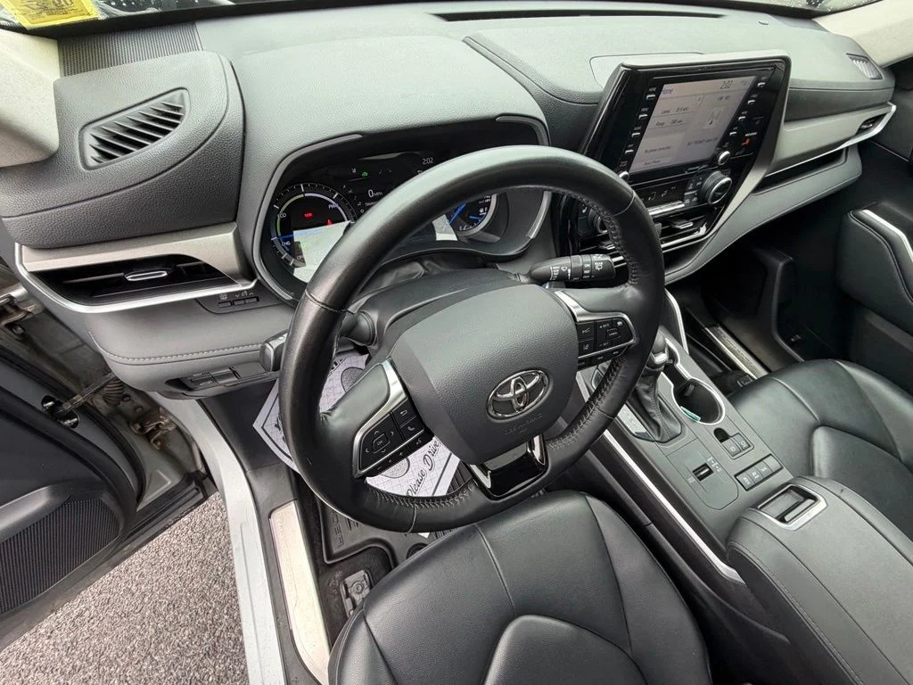 Used 2021 Silver Toyota XLE image 12