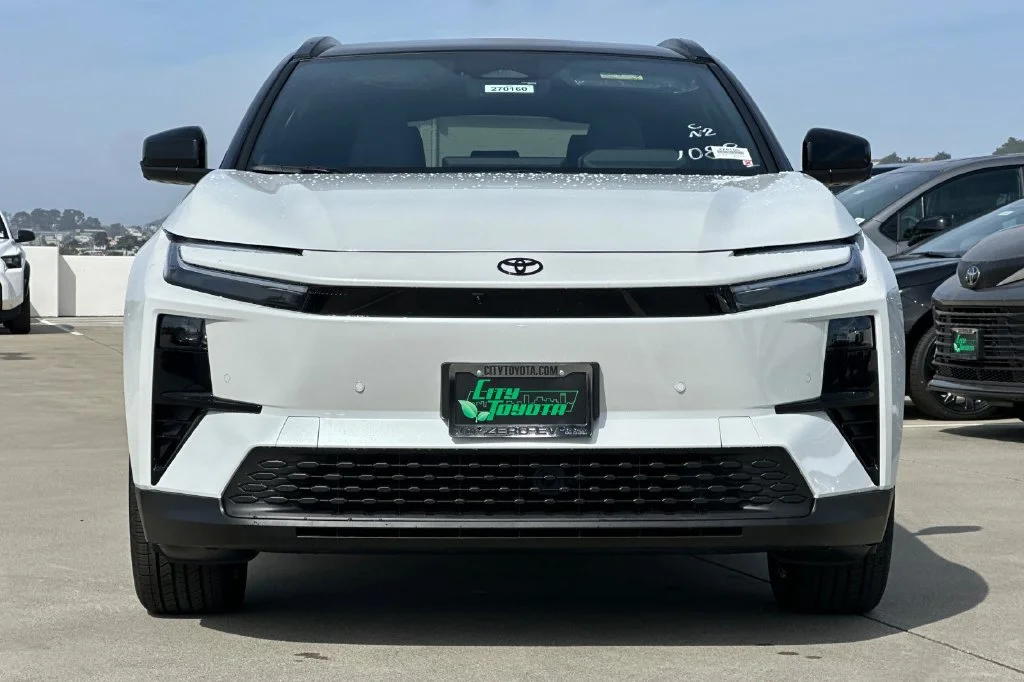 New 2027 Wind Chill Pearl with Midnight Black Metallic roof <sup>1</sup> Toyota  XSE image 9