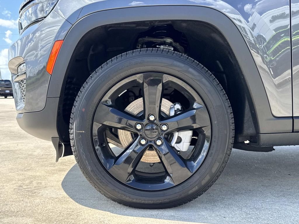 New 2025 Baltic Gray Metallic Clear-Coat Exterior Paint Jeep Limited image 6