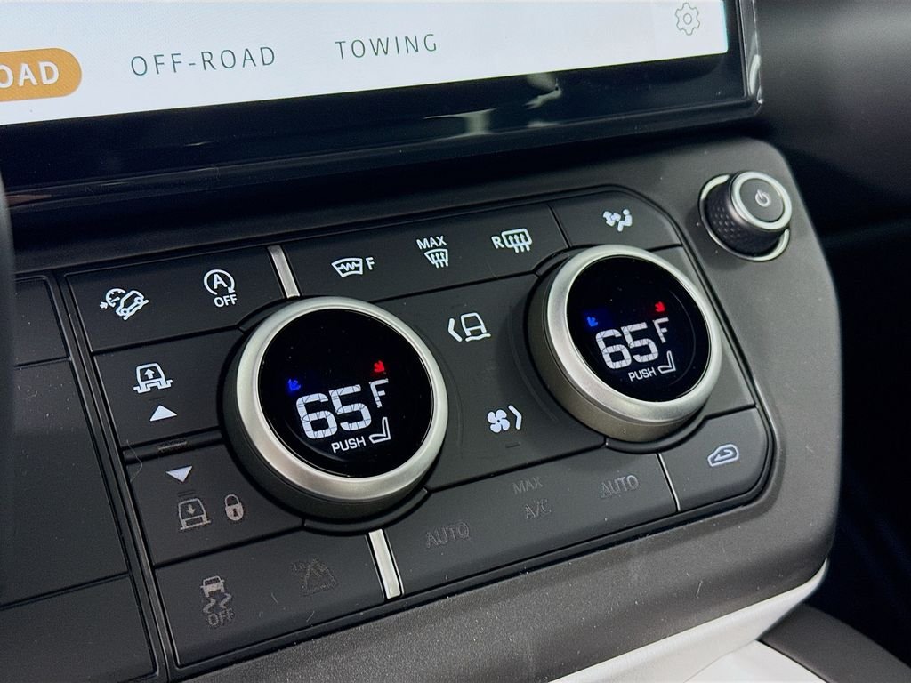 New 2026 Fuji White Land Rover X-Dynamic SE image 17