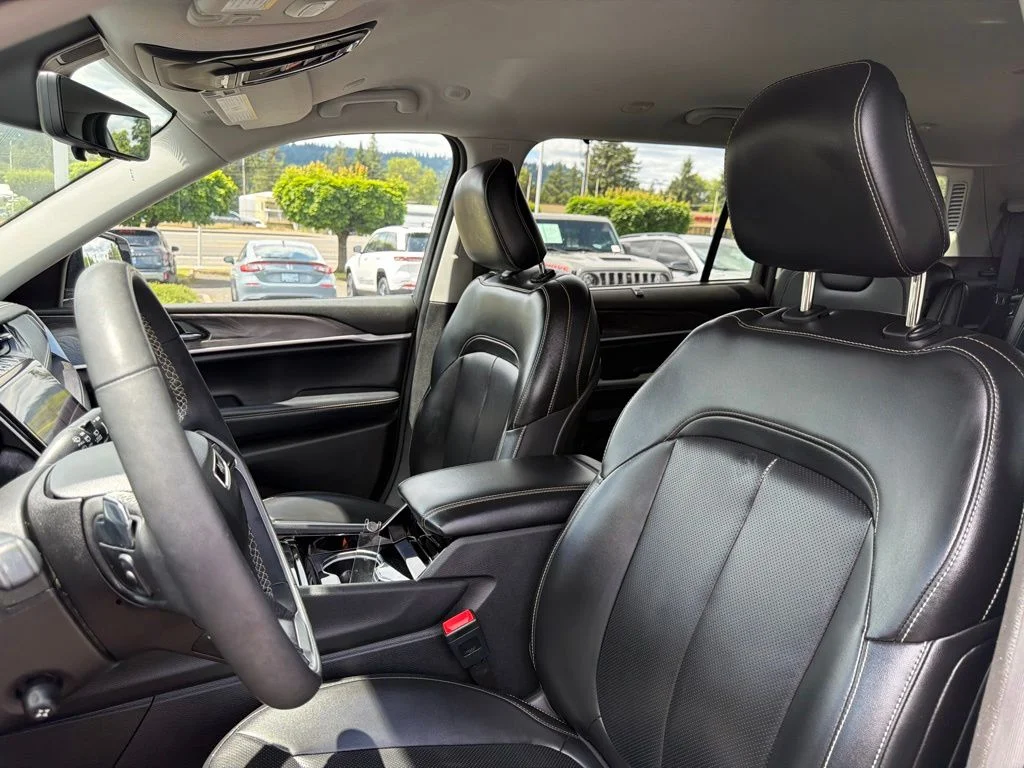 Used 2023 Silver Jeep Limited image 15