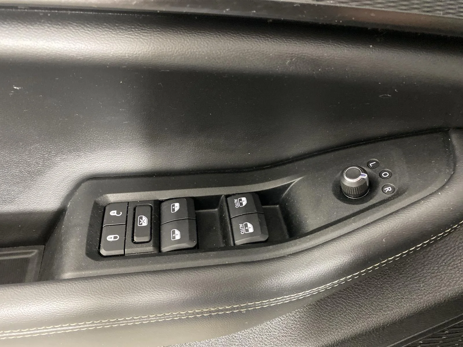 Used 2024 Diamond Black Crystal Pearlcoat Jeep Laredo image 12