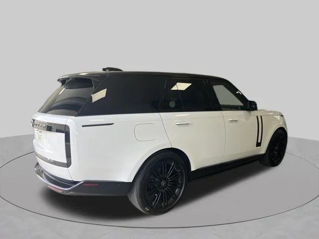 Used 2025 Fuji White Land Rover SE image 4