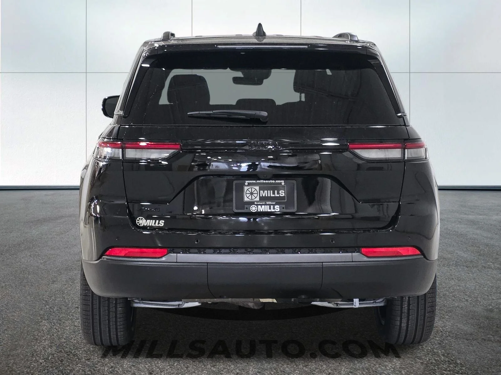 New 2026 Diamond Black Crystal Pearl-Coat Exterior Paint Jeep Limited image 6