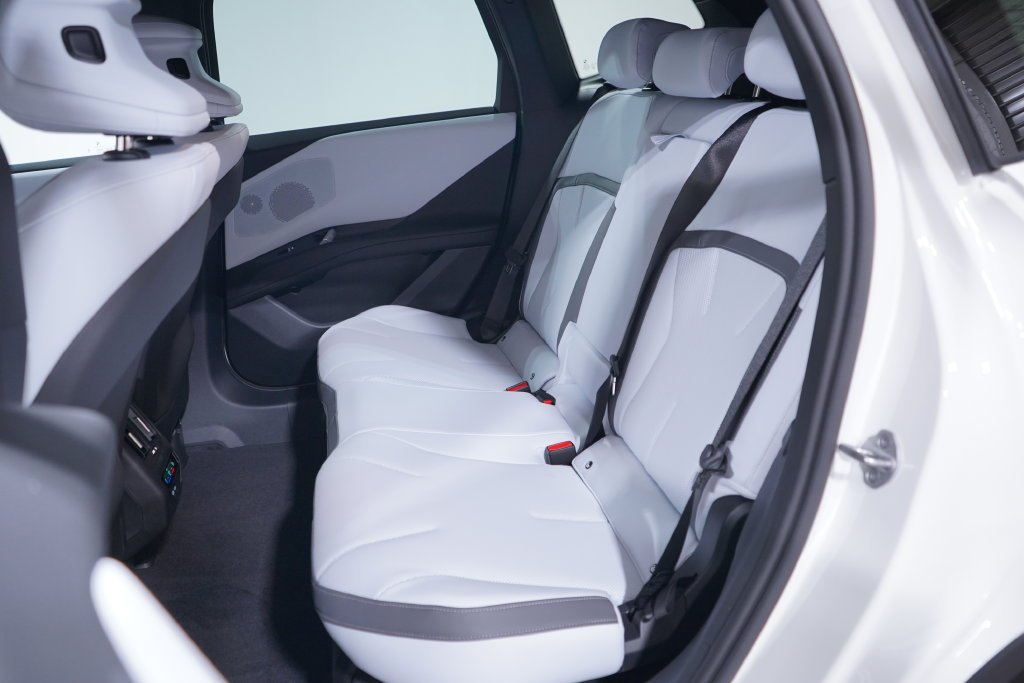 New 2027 Alpine White BMW  image 10