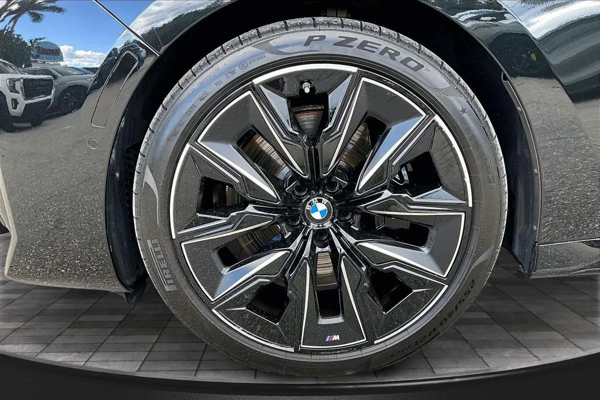 Used 2024  BMW xDrive image 36