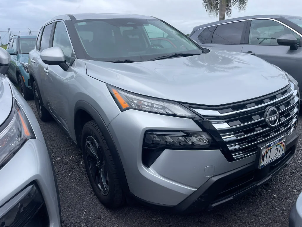 Used 2024 Silver Nissan SV image 3