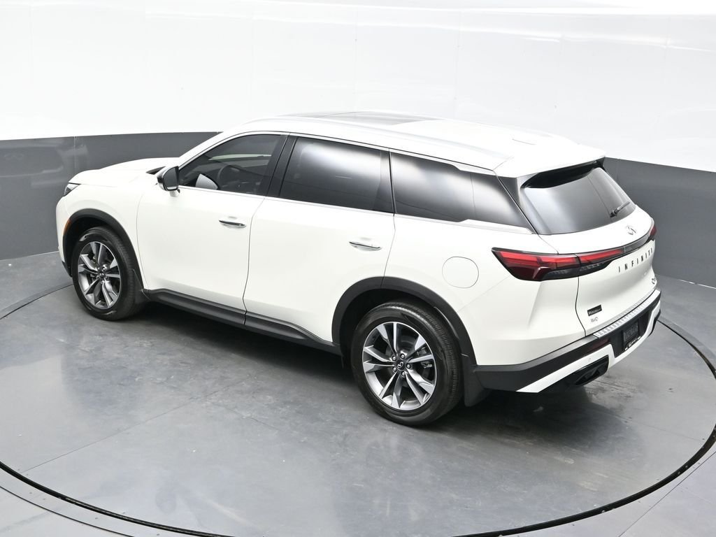 Used 2023 White INFINITI LUXE image 39
