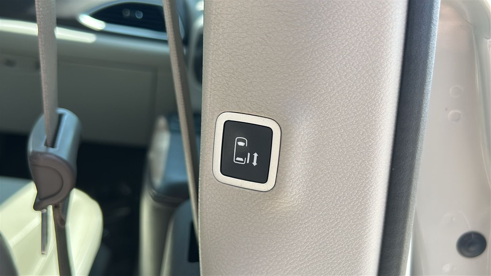 Used 2021 White Chrysler Touring L image 13