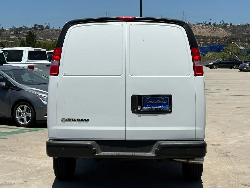 New 2026 Summit White Chevrolet WT image 7