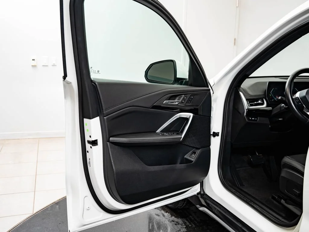 Used 2025 Alpine White BMW xDrive28i image 26