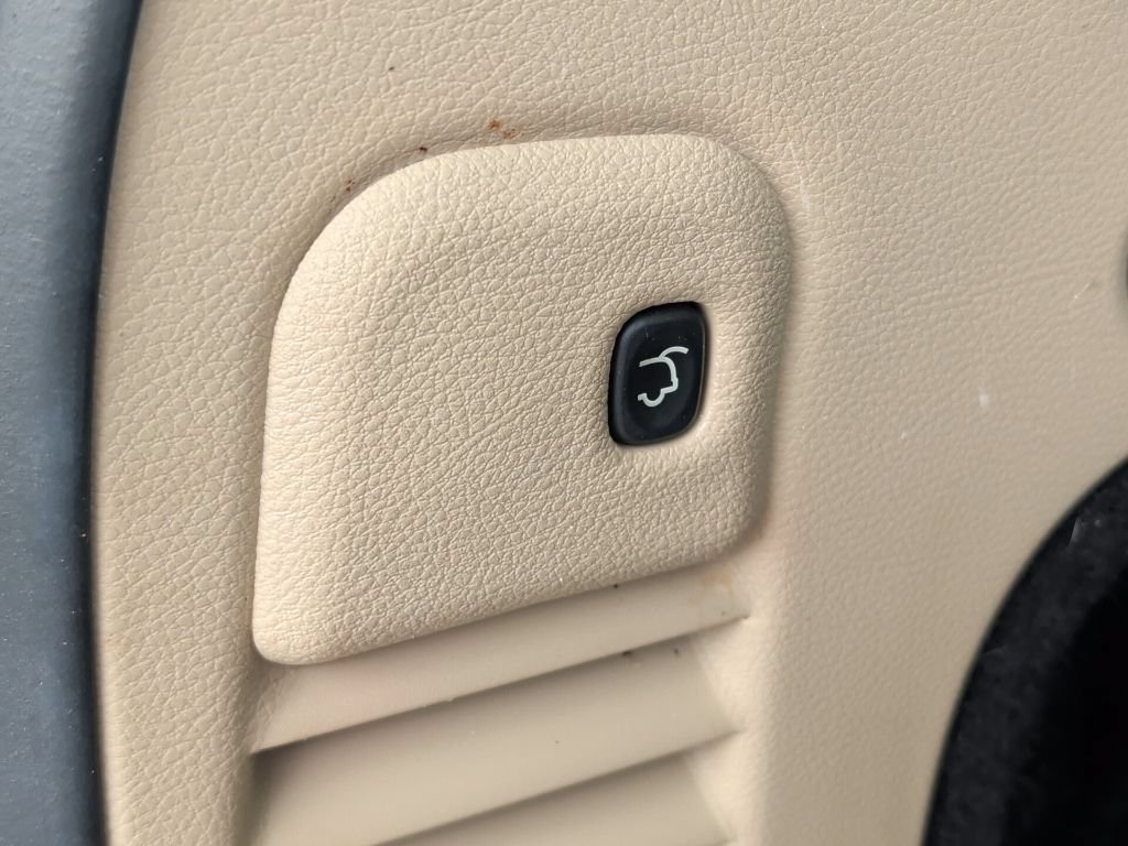 Used 2015 Bright White Clearcoat Jeep Limited image 18