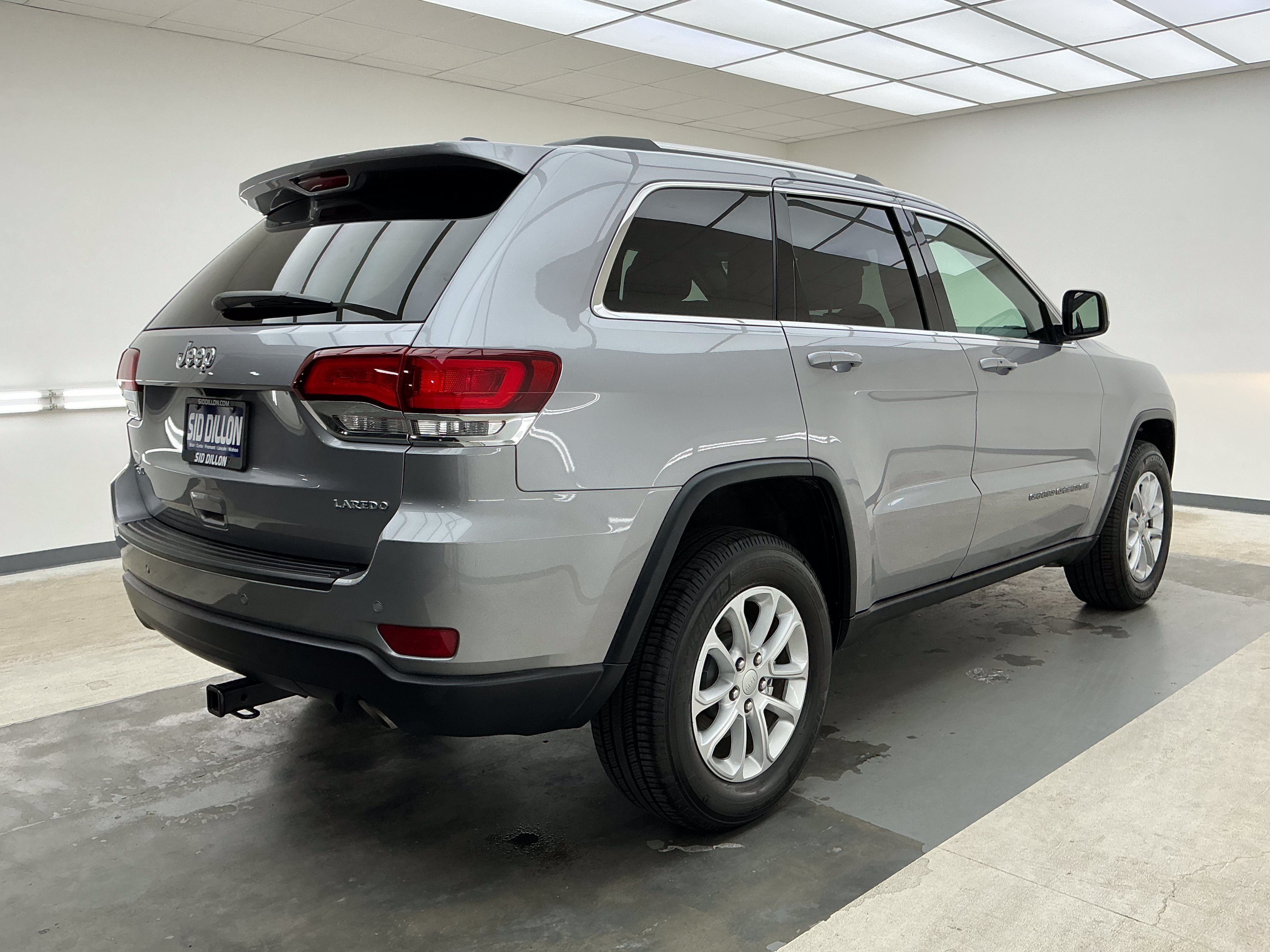 Used 2021 Billet Silver Metallic Clearcoat Jeep Laredo E image 4