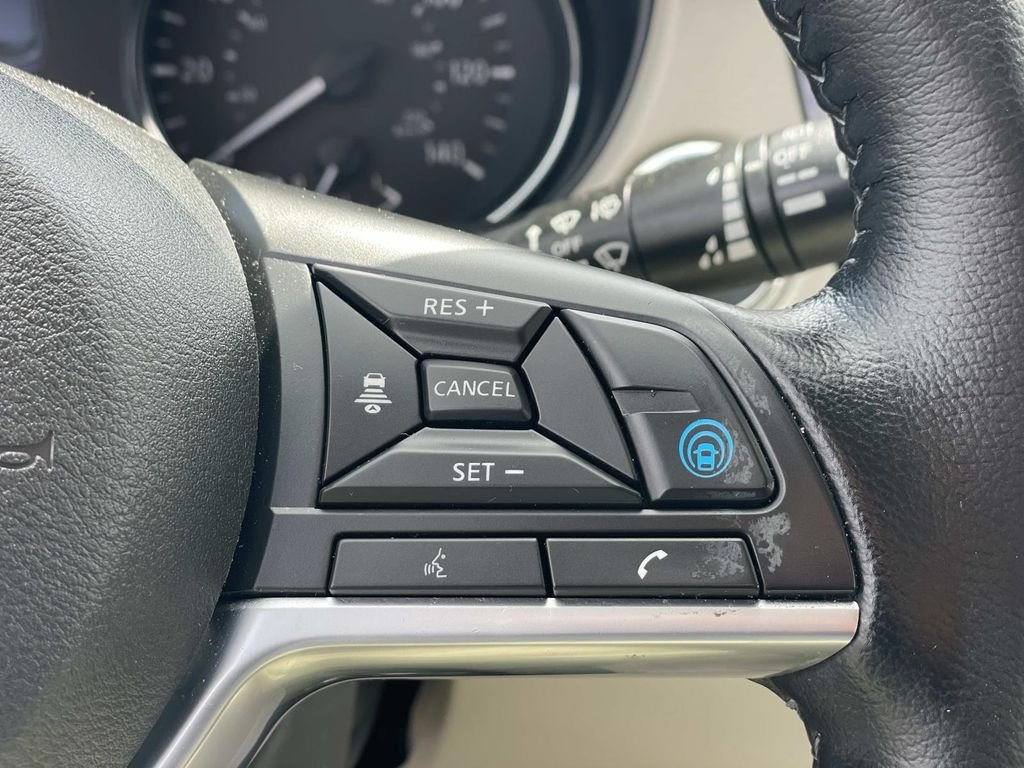 Used 2022 White Nissan SL image 26