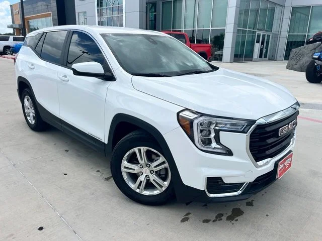 Used 2024 White GMC SLE image 1