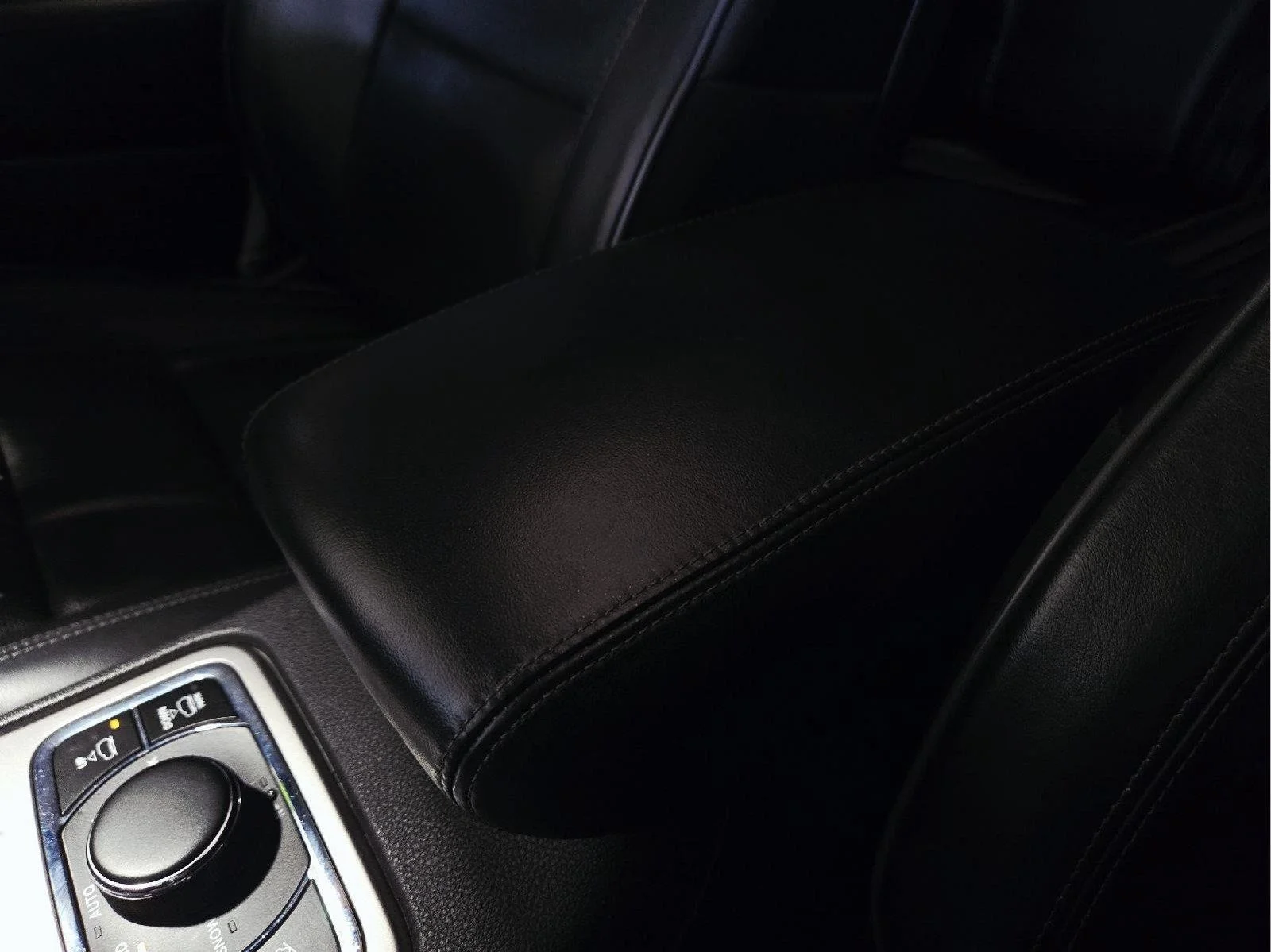 Used 2019 Diamond Black Crystal Pearlcoat Jeep Overland image 46