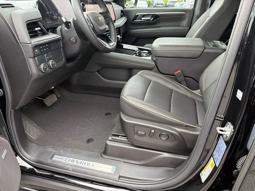 Used 2025 Black Chevrolet Premier image 9