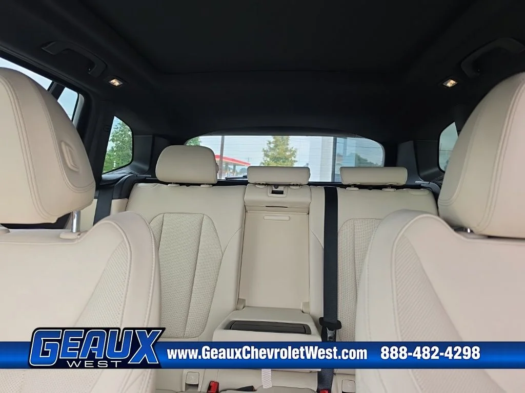 Used 2024 Black BMW sDrive30i image 31