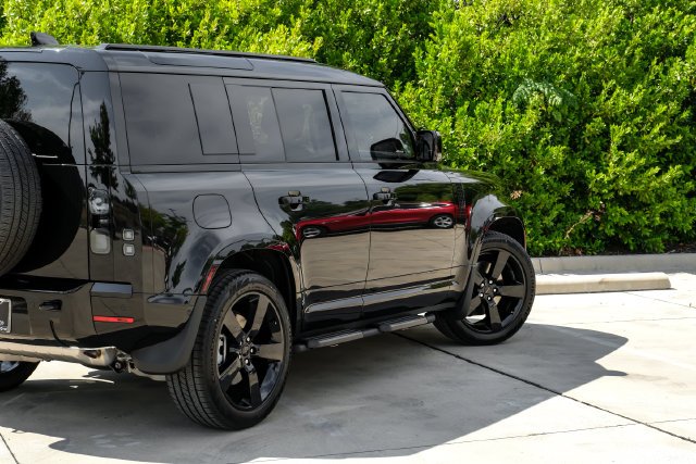 New 2026 Santorini Black Land Rover X-Dynamic SE image 11