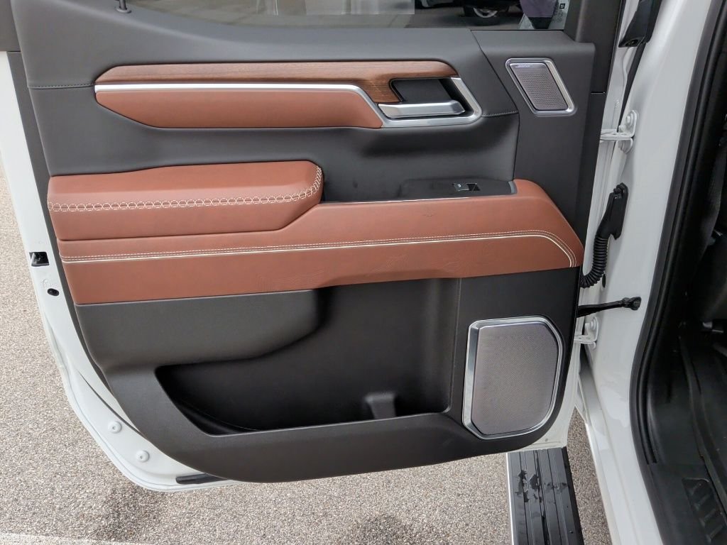 Used 2025 White Frost Tri-Coat GMC Denali Ultimate image 37