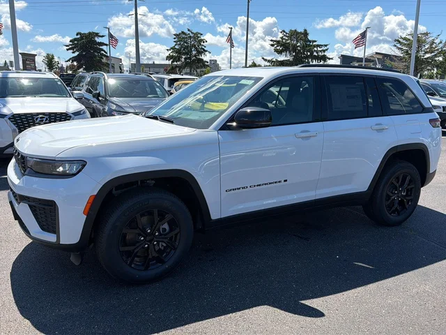 2026 Jeep Grand Cherokee Laredo Altitude