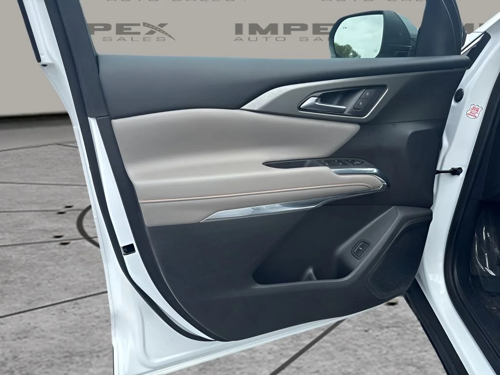 Used 2025 White Chevrolet LT image 27