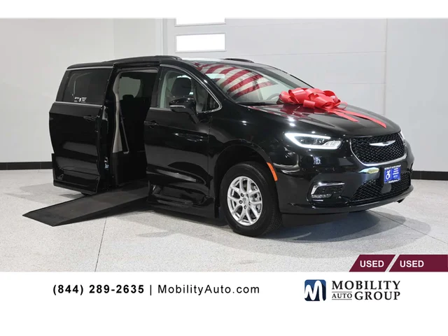 2022 Chrysler Pacifica Touring L Mobility Handicap Van