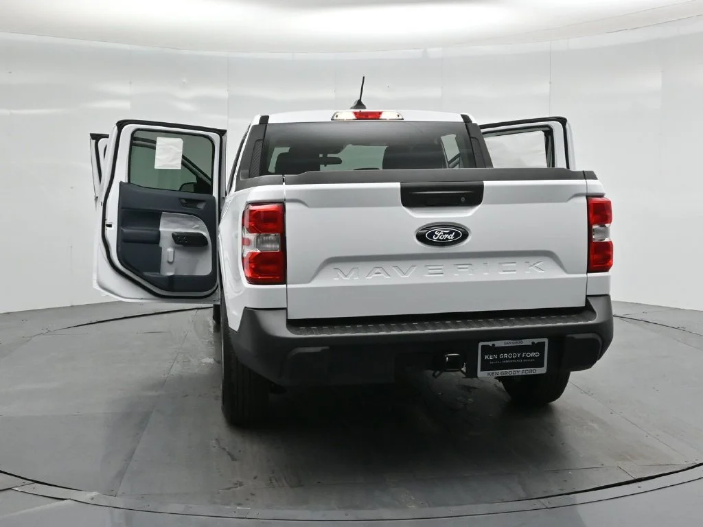 New 2026 Oxford White Ford XLT image 29