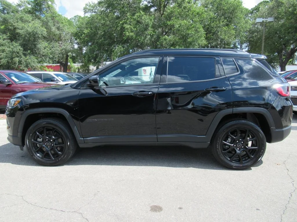 New 2026 Diamond Black Crystal Pearl-Coat Exterior Paint Jeep Latitude Altitude image 4
