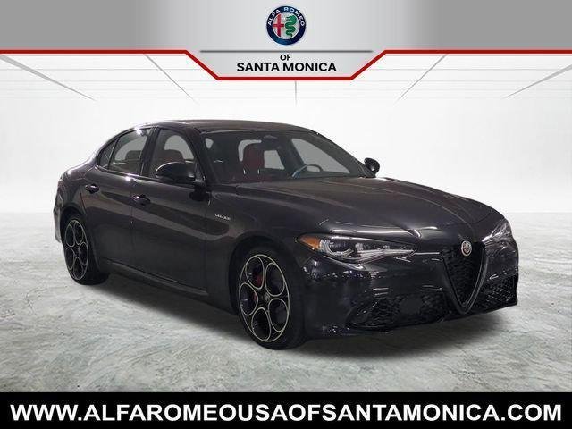 New 2025 Vulcano Black Metallic Exterior Paint Alfa Romeo  image 1