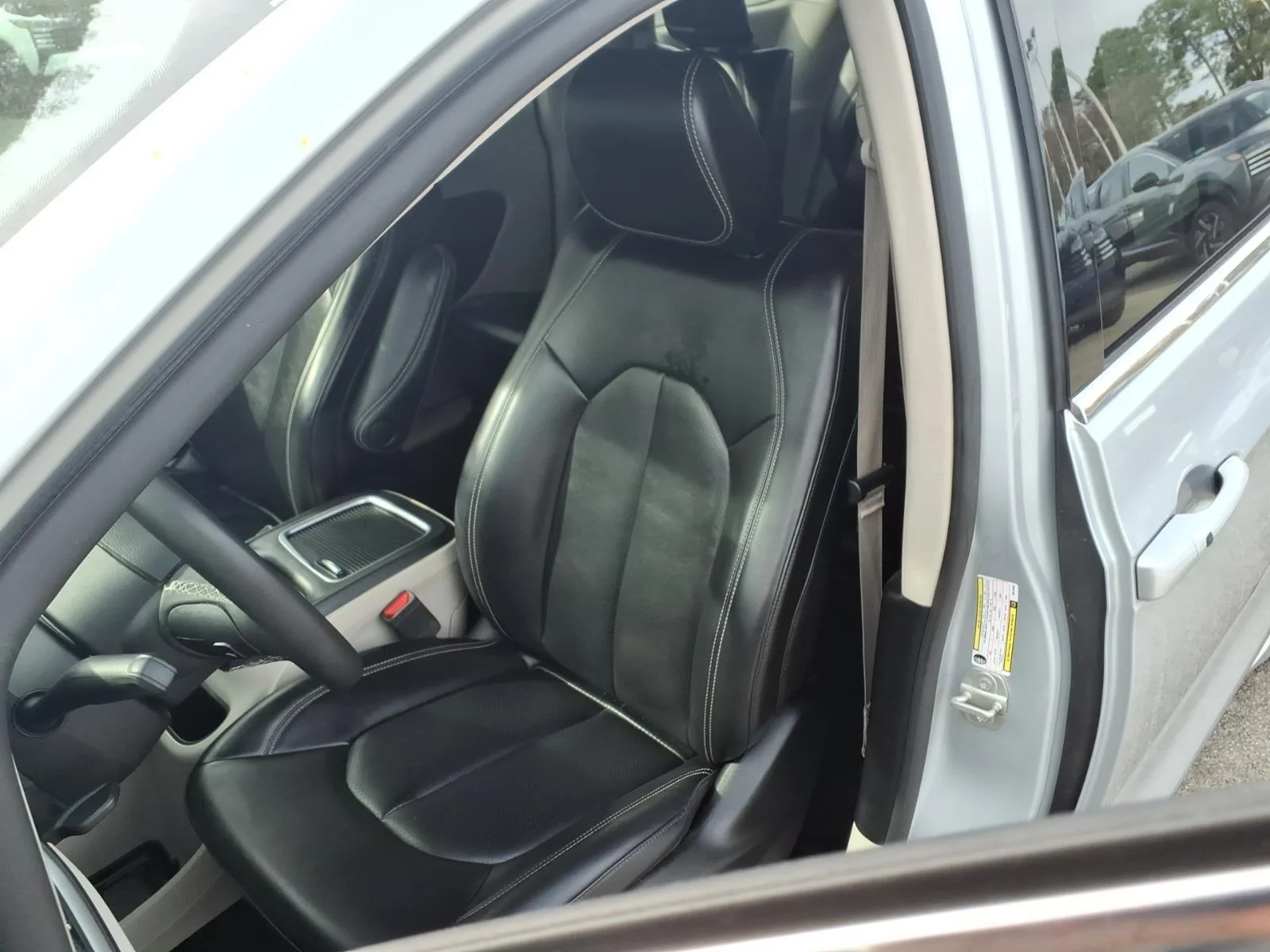 Used 2023 Silver Mist Clearcoat Chrysler Hybrid Touring L image 31