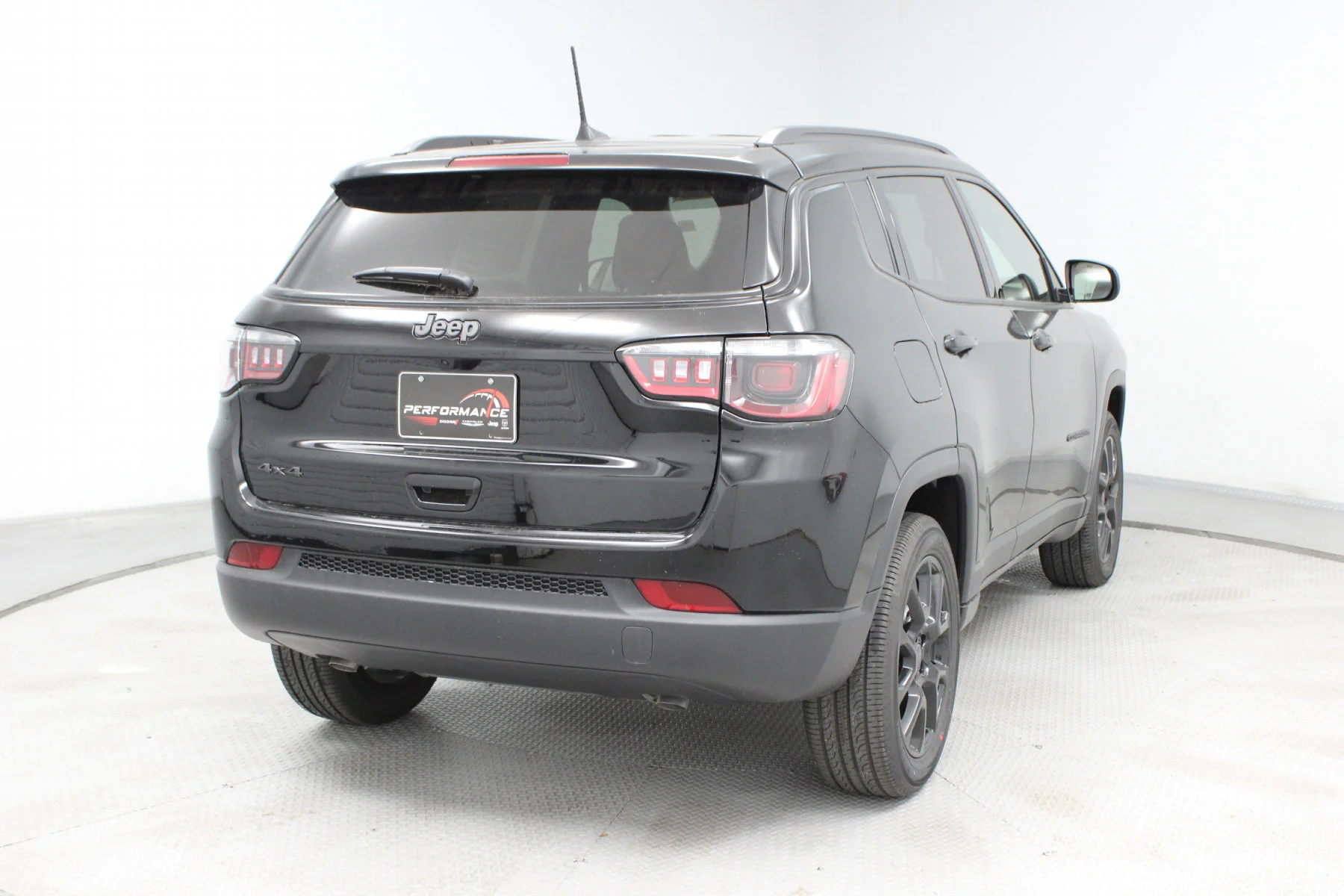 New 2026 Diamond Black Crystal Pearl-Coat Exterior Paint Jeep Latitude Altitude 4x4 image 29