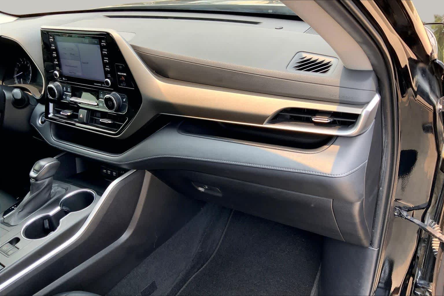 Used 2021 Midnight Black Metallic Toyota XLE image 19
