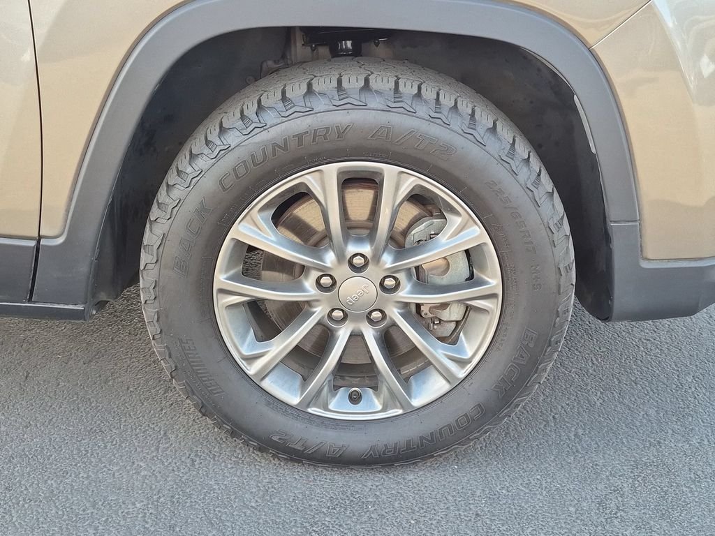 Used 2020 Light Brownstone Pearlcoat Jeep Latitude Plus image 29