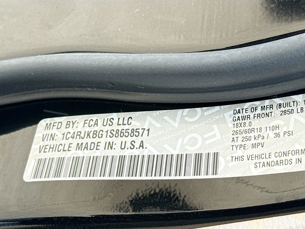 Used 2025 Diamond Black Crystal Pearlcoat Jeep Limited image 34