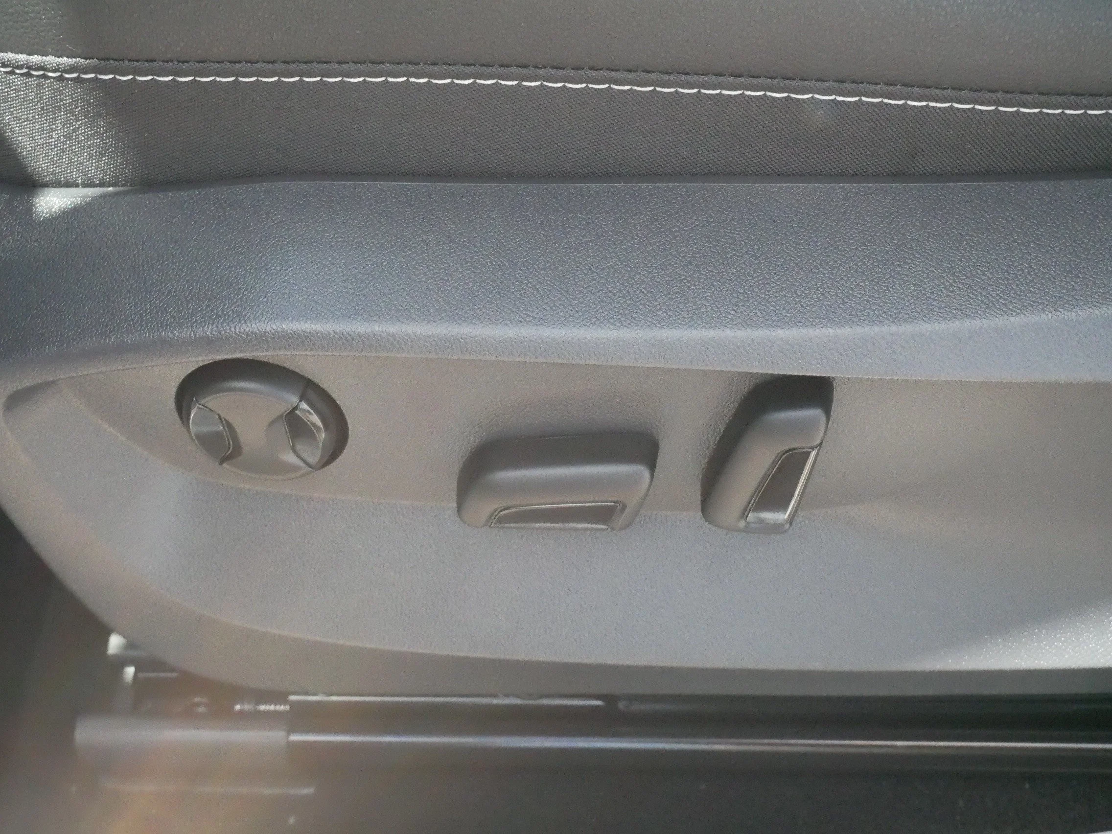 Used 2025 Pure White Volkswagen SEL image 20
