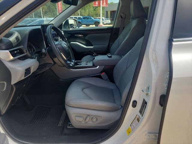Certified Used 2024 WIND CHILL PEARL Toyota  image 15